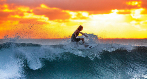 Surfista Italiana Muore in Indonesia Trafitta da un Pesce Spada